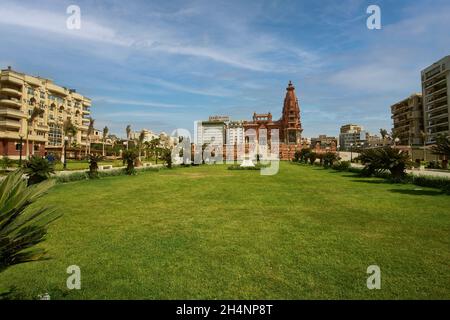 Baron Empain Palace (le Palais Hindu) al Cairo, Egitto esterno luce del giorno girato mostrando l'architettura unica del palazzo con giardino circostante Foto Stock