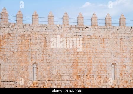 Vista dei merloni, Castello di Peniscola, Spagna Foto Stock