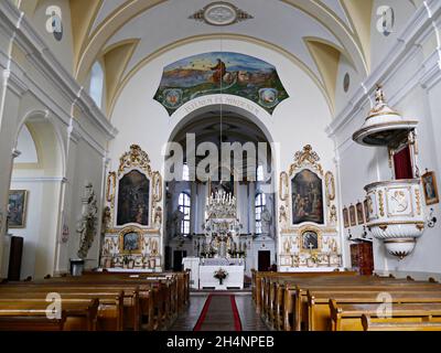 Interno di altare e navata della cattedrale cattolica, Sibiu, Romania Foto Stock