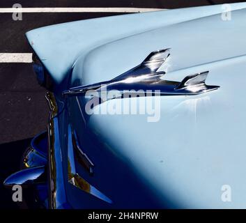 FRESNO, STATI UNITI - Ott 09, 2021: Un primo piano di un classico ornamento grande uccello anteriore su un Bel Air 1956 bambino blu e bianco top Chevy Foto Stock