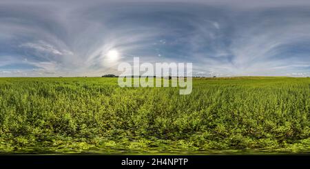 Visualizzazione panoramica a 360 gradi di Panorama hdri serale 360 tra campi agricoli con nubi al tramonto in proiezione sferica equirettangolare, pronto per realtà virtuale realtà virtuale realtà virtuale