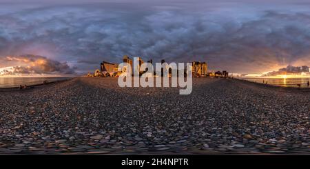 Visualizzazione panoramica a 360 gradi di BATUMI, GEORGIA - SETTEMBRE 2021: 360 senza giunture hdri panorama vista sulla riva o oceano con grattacieli nel cielo al tramonto in equirectangular pro sferico