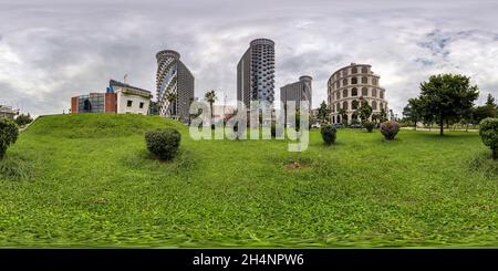 Visualizzazione panoramica a 360 gradi di 360 visualizzazione panoramica hdri senza giunture in erba vicino ai grattacieli con cielo sovrastato e bel tempo in proiezione sferica equirettangolare, pronto AR VR virt