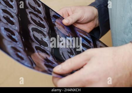Un maschio adulto sta tenendo una TAC del suo petto. Esame di un paziente nel reparto di radiologia di un ospedale. Covid-19 o polmonite. Selettivo Foto Stock