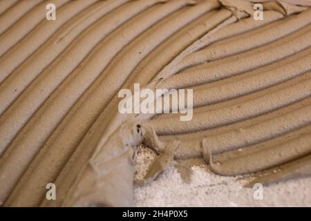 Ceramica grandi piastrelle e utensili per piastrella sul pavimento posa piastrelle pavimento non finito Installazione piastrelle pavimento Foto Stock