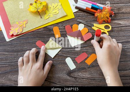 Passo di istruzioni 10. Thanksgiving craft segnalibro carta tacchino su un tavolo di legno. Progetto d'arte per bambini, fatto a mano, artigianato per bambini. Foto Stock