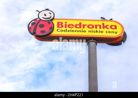 BYDGOSZCZ, POLONIA - 15 maggio 2019: Logo Biedronka . La più grande catena di supermercati discount in Polonia di proprietà della società portoghese Jeronimo Martins. Chai Foto Stock
