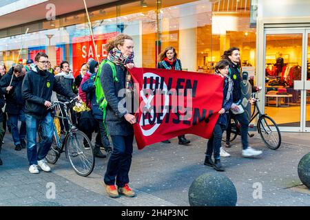 Rotterdam, Paesi Bassi. Azione, protesta e Die-in da parte dei membri XR contro il cambiamento climatico e l'incapacità dei governi di adottare misure inesorabile. Foto Stock