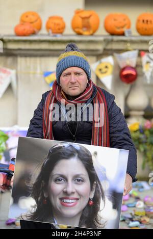 Richard Ratcliffe - marito di Nazanina Zaghari-Ratcliffe, detenuto in Iran - il decimo giorno del suo sciopero della fame al di fuori dell'Ufficio degli Esteri di Londo Foto Stock