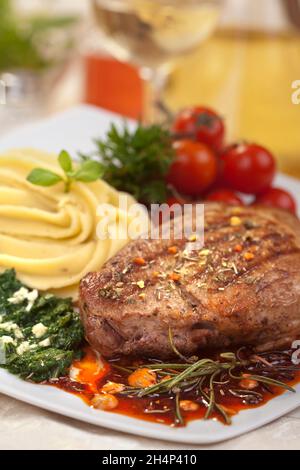 Deliziosa bistecca di manzo con spinaci e patate Foto Stock