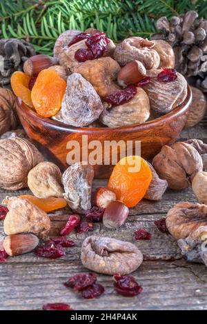 Frutta secca con noci e nocciole in una ciotola di legno Foto Stock