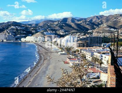 Vista elevata della spiaggia principale della città e la passeggiata, Almunecar, Spagna. Foto Stock