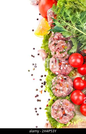 Polpette fresche con verdure varie su sfondo bianco, guarnite con spezie Foto Stock