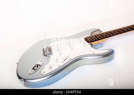 Chitarra elettrica argentata isolata su sfondo bianco Foto Stock