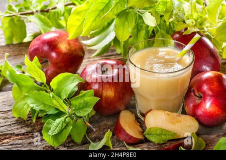 succo appena spremuto a base di mele sane e biologiche Foto Stock