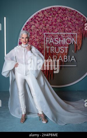 Il modello canadese-sudafricano Maye Musk (madre di Elon Musk) arriva alla cerimonia del premio Fashion Trust Arabia al National Museum of Qatar di Doha, Qatar, il 3 novembre 2021.Photo by Balkis Press/ABACAPRESS.COM Foto Stock