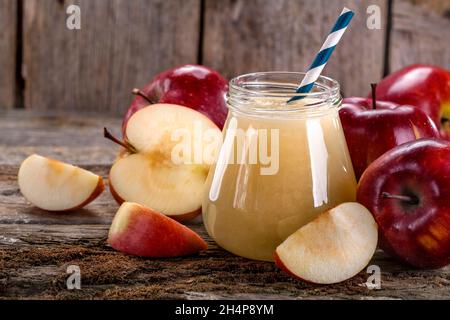 succo appena spremuto a base di mele sane e biologiche Foto Stock