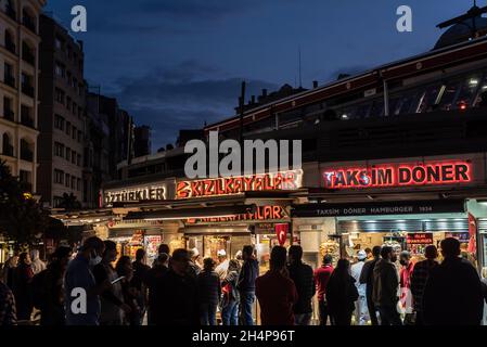 Istanbul Turchia. 18 ottobre 2021 uno dei posti più popolari per mangiare Doner Kebab di notte a Istanbul, Taksim Square take-away kebab ristoranti Foto Stock