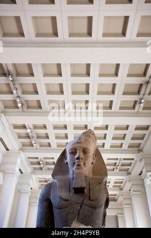 Il Memnon più giovane è una colossale statua di granito antico egizio dal tempio mortuario del Ramesseum a Tebe, Alto Egitto. Una mostra degli inglesi Foto Stock