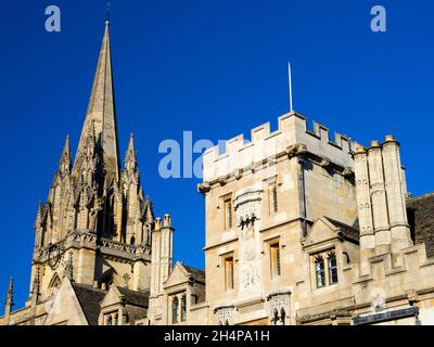 La Chiesa Universitaria di St Mary the Virgin è una chiesa di Oxford prominente situata sul lato nord della High Street, di fronte a Radcliffe Square. La b Foto Stock