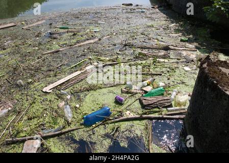 Orribile spazzatura galleggiante sul Tamigi. Fortunatamente, non è una vista comune in questi giorni. Nella mitigazione, questo eyesore si è sviluppato in una st stagnante, riparata Foto Stock