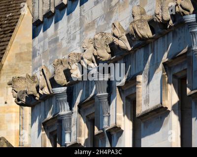 Ogni Oxford College - compreso Magdalen, qui mostrato - ha la sua famiglia di gargoyles molto propria e fantasiosa; per secoli, sono stati KE Foto Stock