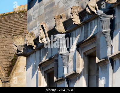 Ogni Oxford College - compreso Magdalen, qui mostrato - ha la sua famiglia di gargoyles molto propria e fantasiosa; per secoli, sono stati KE Foto Stock