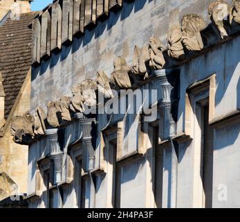 Ogni Oxford College - compreso Magdalen, qui mostrato - ha la sua famiglia di gargoyles molto propria e fantasiosa; per secoli, sono stati KE Foto Stock