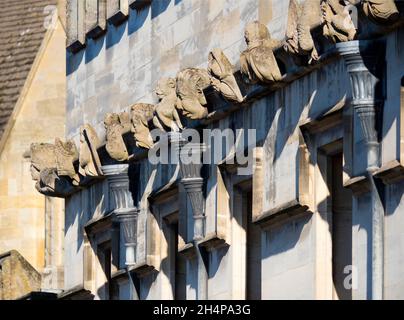 Ogni Oxford College - compreso Magdalen, qui mostrato - ha la sua famiglia di gargoyles molto propria e fantasiosa; per secoli, sono stati KE Foto Stock