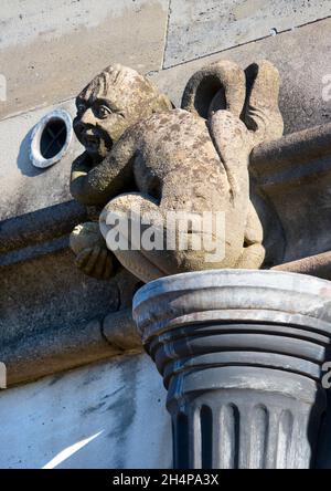 Gargoyles di Magdalen. Magdalen è uno dei più grandi e antichi college dell'Università di Oxford. Ha anche la sua fa molto propria, stravagante e fantasiosa Foto Stock