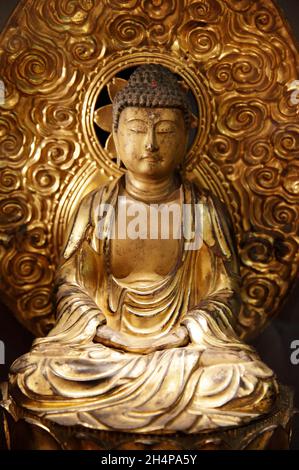 Questo Buddha seduto nel Museo Ashmolean di Oxford è stato creato in Giappone nel 1783. Realizzato in legno dorato, raffigura la figura del Buddha con un mando Foto Stock