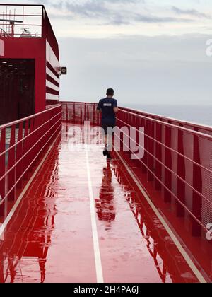 Sovrastruttura e pista di corsa di un liner in mare. Una delle stranezze della pandemia in corso è rappresentato dalle navi oceaniche piene di passeggeri, disperatamente a g Foto Stock