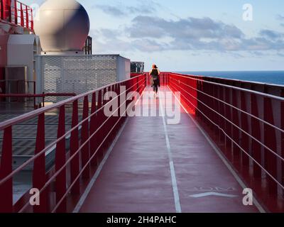 Sovrastruttura e pista di corsa di un liner in mare. Una delle stranezze della pandemia in corso è rappresentato dalle navi oceaniche piene di passeggeri, disperatamente a g Foto Stock