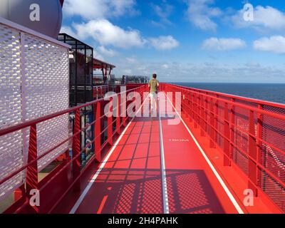 Sovrastruttura e pista di corsa di un liner in mare. Una delle stranezze della pandemia in corso è rappresentato dalle navi oceaniche piene di passeggeri, disperatamente a g Foto Stock