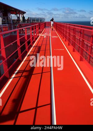 Sovrastruttura e pista di corsa di un liner in mare. Una delle stranezze della pandemia in corso è rappresentato dalle navi oceaniche piene di passeggeri, disperatamente a g Foto Stock