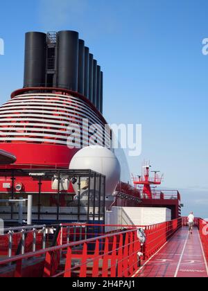 Sovrastruttura e pista di corsa di un liner in mare. Una delle stranezze della pandemia in corso è rappresentato dalle navi oceaniche piene di passeggeri, disperatamente a g Foto Stock