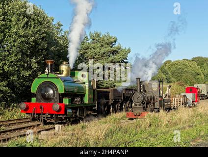 Il Museo Beamish collera la ferrovia con scene di lavoro tipiche che vengono ricreate per un evento charter - Peckett loco con carri da caldron. Foto Stock