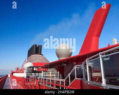 Sovrastruttura e pista di corsa di un liner in mare. Una delle stranezze della pandemia in corso è rappresentato dalle navi oceaniche piene di passeggeri, disperatamente a g Foto Stock