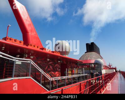 Sovrastruttura e pista di corsa di un liner in mare. Una delle stranezze della pandemia in corso è rappresentato dalle navi oceaniche piene di passeggeri, disperatamente a g Foto Stock