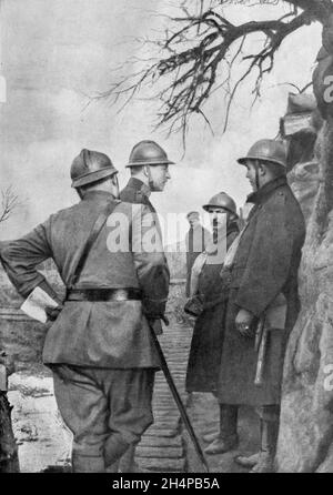 Re Alberto i del Belgio visitando le trincee a Steenstraete, 1916, Belgio Foto Stock