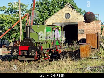 Il Beamish Museum si scontra con le tipiche scene di lavoro ricreate per un evento charter dall'unico Lewin loco ex Seaham Harbour. Foto Stock