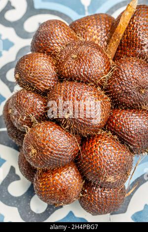 Mazzo di salak Bali o frutti di serpente, Bali, Indonesia. Immagine verticale. Foto Stock