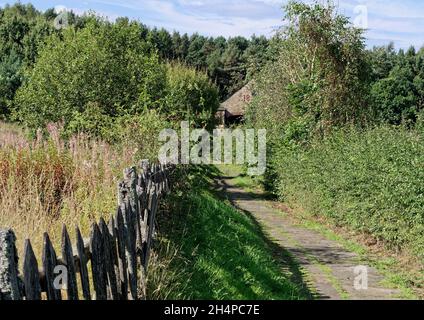 Paesaggio georgiano con strada rustica che porta a 1825 shedat motore Pockerley Wagonway, parte del Beamish Museum, contea di Durham. Foto Stock
