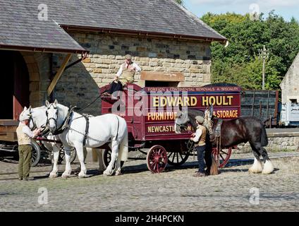 Un pulmino trainato da cavalli in una scena degli anni '20 ricreato al cantiere della stazione di Rowley al Beamish Museum, County Durham. Foto Stock