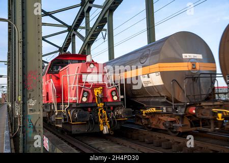 Due treni merci di passaggio sul Suedbruecke, Colonia, Germania. Zwei fahrende Gueterzuuege auf der Suedbruecke, Koeln, Deutschland. Foto Stock