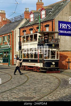 Il tram restaurato di Sheffield ricrea una scena di strada del 1900 con persone in costume d'epoca nella zona cittadina di Beamish Museum, County Durham. Foto Stock