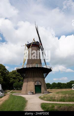 Hulst, Paesi Bassi, 20 giugno 2020, il mulino a vento o mulino a mais, situato sui bastioni della città fortificata di Hulst Foto Stock