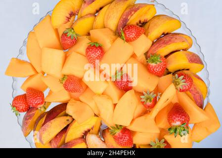 Grande ciotola piena di frutti rossi ricchi di vitamine e antiossidanti Foto Stock