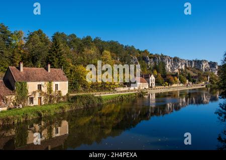 A Merry sur Yonne, le falesie di arrampicata di Rochers du Saussois si erigono sul fiume Yonne, Francia Foto Stock