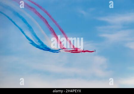 Acrobazie d'aria. Programma dimostrativo di volo. Esecuzione di trucchi con una cortina di fumo. Velivoli militari in un'esibizione aerea pubblica. Aviazione Foto Stock